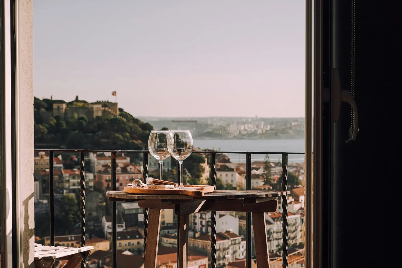 Mesa na varanda com vista para Lisboa e o rio